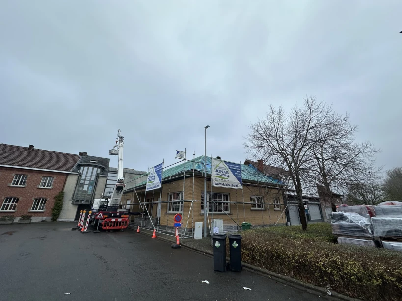 Totale dakrenovatie van 2 woningen te Viane