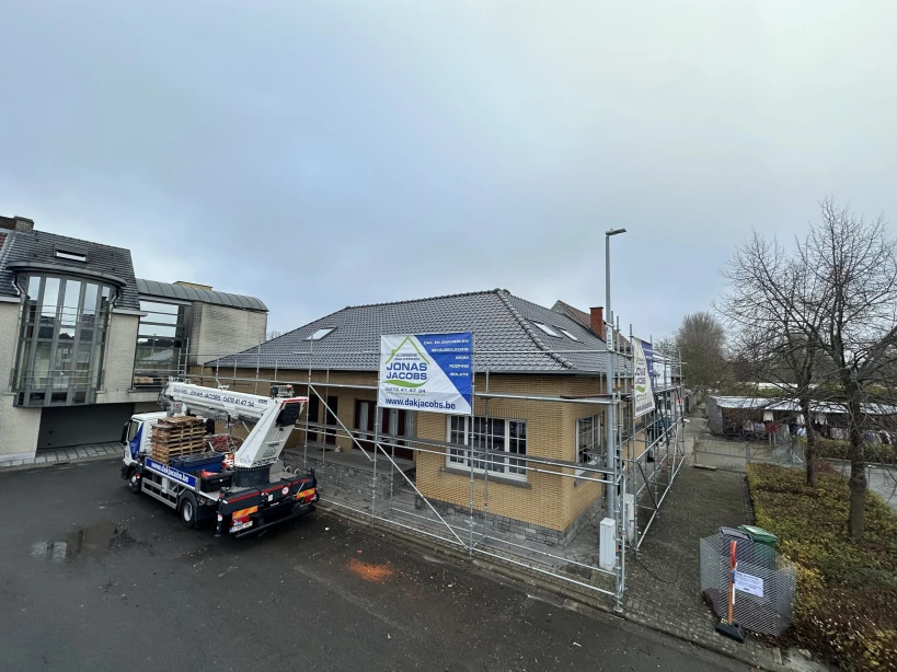 Totale dakrenovatie van 2 woningen te Viane