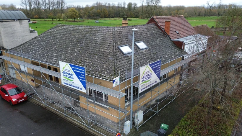 Totale dakrenovatie van 2 woningen te Viane