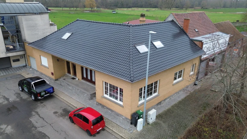 Totale dakrenovatie van 2 woningen te Viane