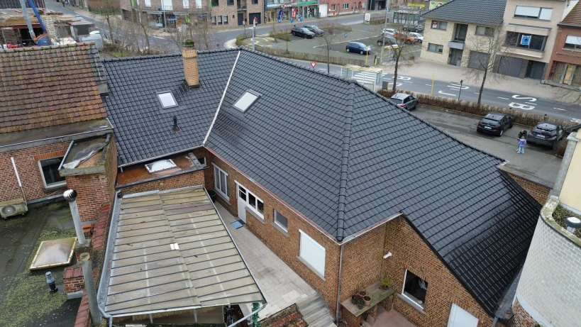 Totale dakrenovatie van 2 woningen te Viane