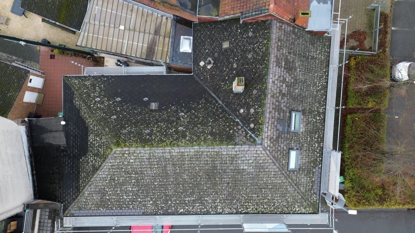 Totale dakrenovatie van 2 woningen te Viane