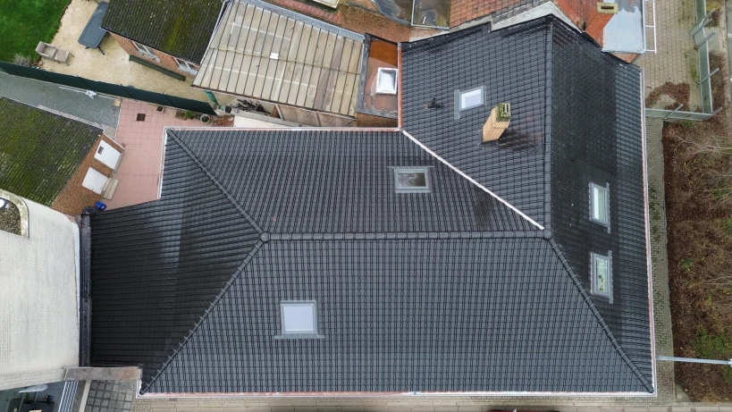 Totale dakrenovatie van 2 woningen te Viane